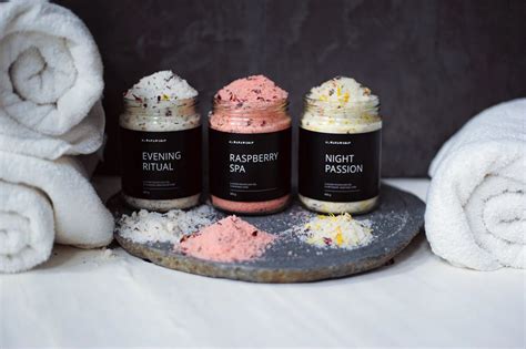 Koláž obrázkov rôznych relaxačných produktov - soľ do kúpeľa, mydlo, sviečka