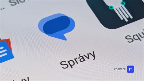 ilustračné foto smartfónu s otvorenou aplikáciou Správy Google na správu správ