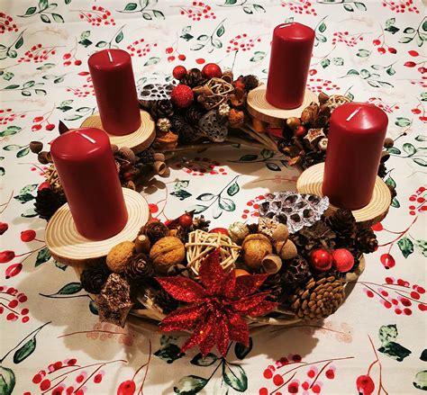 Fotografia: originálny adventný veniec vyrobený z papierových lístkov
