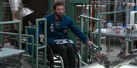 Doktor Jack Hodgins v laboratóriu, obklopený hmyzom a vednými pomôckami