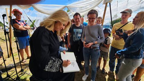 fotografia Emmy Tekelyovej pri autogramiáde svojich kníh