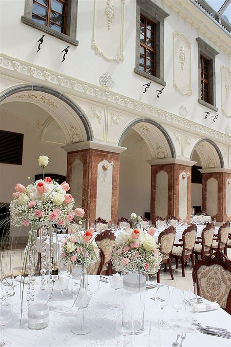 Elegantný interiér Zámockého hotela Galicia Nueva s krištáľovými lustrami a kvetinovou výzdobou