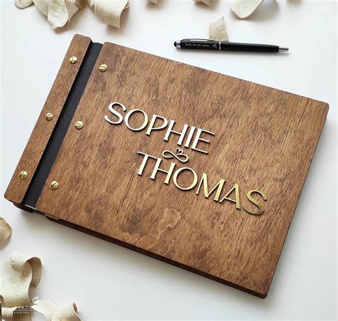 Fľaše s prianiami hostí ako svadobná dekorácia