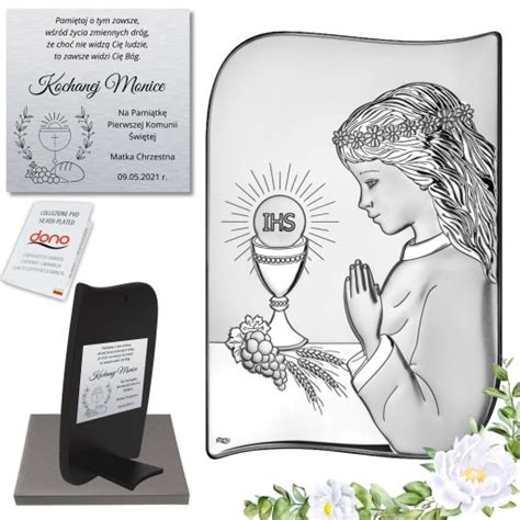 Detailný záber na jemnú výšivku s kresťanskými motívmi na detskej krstnej košieľke.