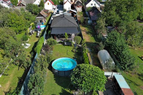 Tematické foto: Renesančný vinohradnícky dom s upravenou záhradou pripravený na svadbu