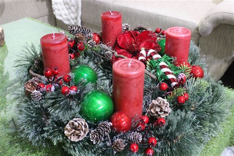 Tradičný adventný veniec s imelom a sviecami