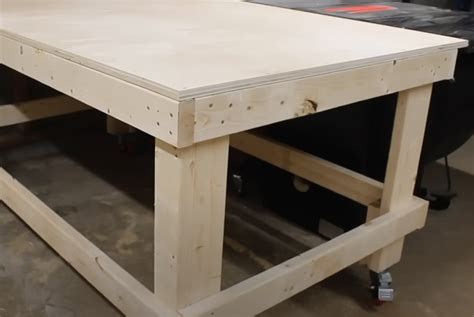 Pracovný stôl s dizajnovými nástrojmi a logom Pinterestu, symbolizujúci tvorbu vianočných vizuálov