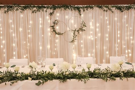 Luxusná svadobná výzdoba v bordovo-zlatej farbe s elegantnými detailmi