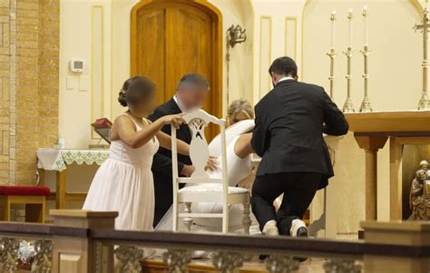 Ilustračná fotografia páru pred oltárom v kostole