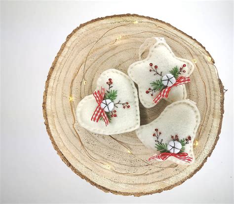 Škandinávska vianočná dekorácia s motívmi srdiečok, hviezd a škriatkov.