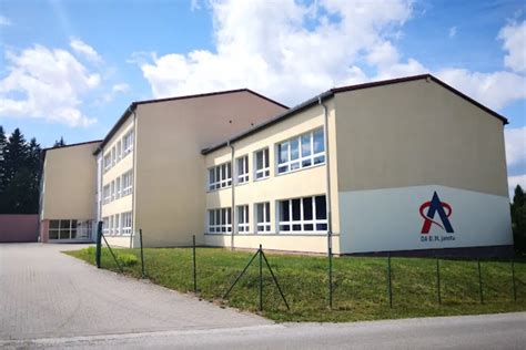 Aktuálna budova Obchodnej akadémie v Čadci
