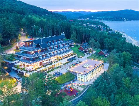 Letecký pohľad na hotel Zelená Lagúna situovaný v tesnej blízkosti vodnej hladiny Veľkej Domaše