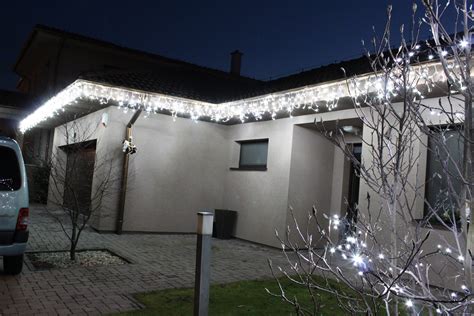 Vianočné osvetlenie balkóna a domu