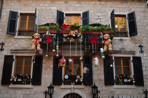 Vianočná výzdoba balkóna s čečinou a šiškami