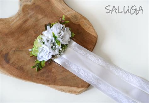 Detail svadobného venčeka so stuhami v zadnej časti