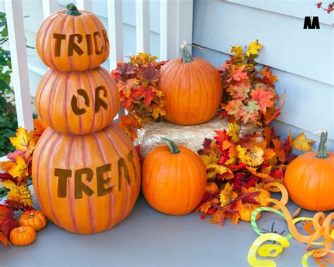 Tematická fotografia Halloweenu s rôznymi dekoráciami a kostýmami kostry