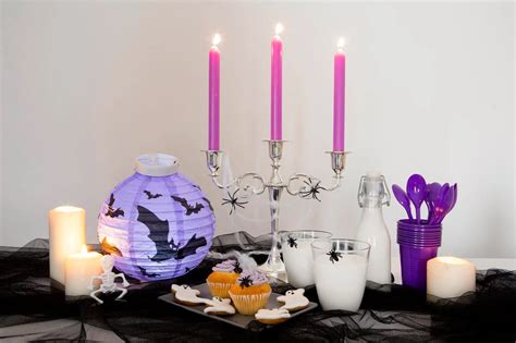 Fotografia halloweenskych dekorácií s kostrami v rôznych prostrediach (záhrada, interiér)