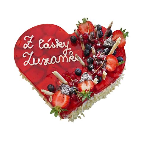 Záber na valentínsky stôl s ovocným koláčom v tvare srdca, zdobený čerstvým ovocím a jemným popraškom cukru.