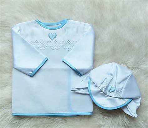 Ilustračná fotografia krstnej košieľky s jemnou výšivkou a čepčekom