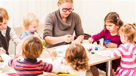 Skupina detí v škôlke s učiteľkou