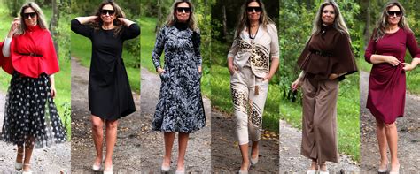 Skupina absolventov v slávnostnom oblečení