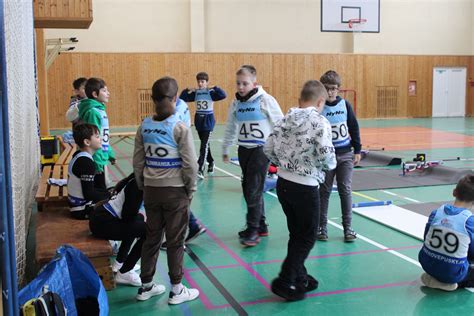 Záber z fašiangového karnevalu v telocvični školy s deťmi v rozmanitých maskách