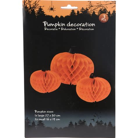 kolekcia ručne vyrobených halloweenských dekorácií vrátane papierových tekvíc, netopierov a strašidelných lampášov