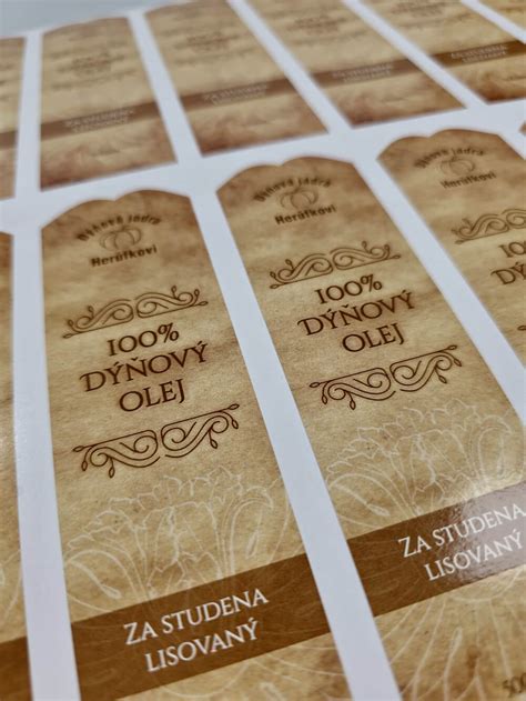 komparácia papierovej a fóliové etikety na fľaši