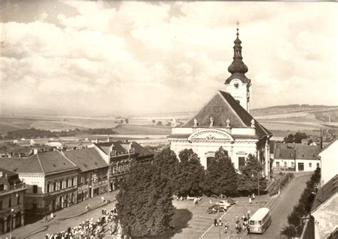 Historické fotografie veľkého prvomájového sprievodu v Nitre zo socialistickej éry (1949, 1950)