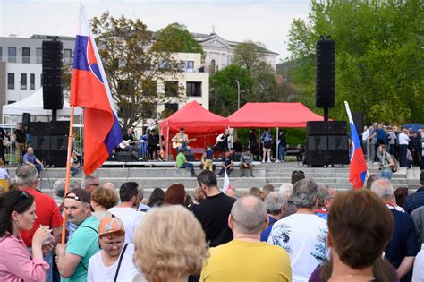 Fotografia politického zhromaždenia na Svätoplukovom námestí v Nitre s davom ľudí