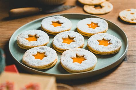 deti zdobiace muffiny a linecké koláčiky