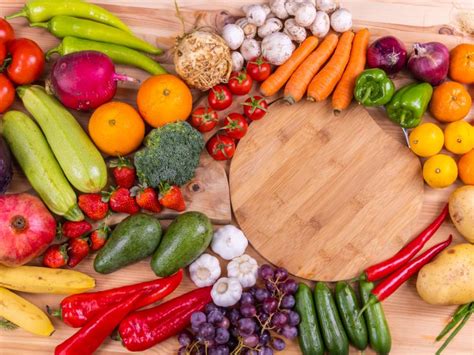 ukážka prírodných farieb na vajíčka z ovocia a zeleniny