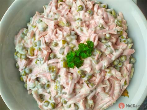 Servírovaný parížsky šalát s rôznymi prísadami a bylinkami