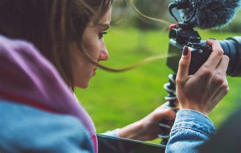 Fotograf s fotoaparátom zachytáva detaily svadobného obradu