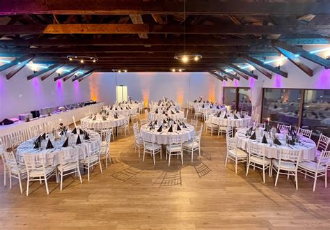 Fotografia zorganizovanej domácej svadby s originálnou výzdobou