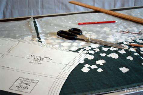 Detail látky a strihu sukňového kostýmu