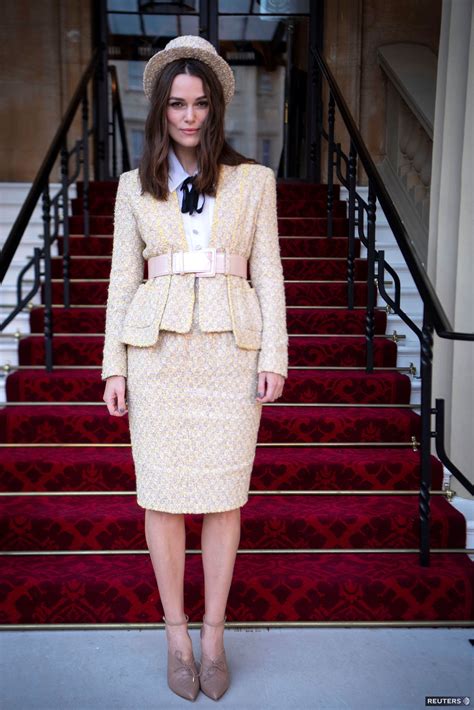 Žena v elegantnom sukňovom kostýme na formálnej udalosti