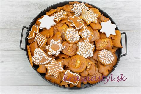 Vykrojené medovníky a veniec pripravené na pečenie