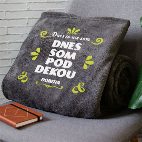 Fotografia: Pár sediaci pod personalizovanou foto dekou s horúcim čajom