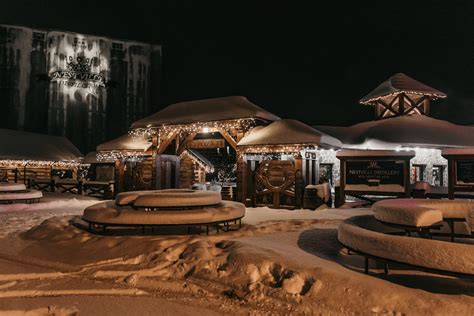 Zimná rozprávková scenéria s vianočnými svetielkami a snehom v Nestville Parku
