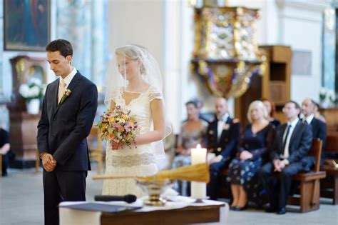 Tematické foto: svadobní hostia sa bavia na svadobnom kvíze