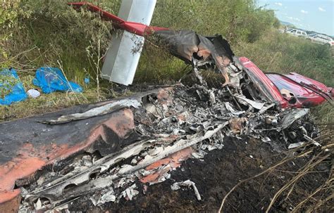 Fotografia z miesta pádu malého lietadla pri svadobnej udalosti