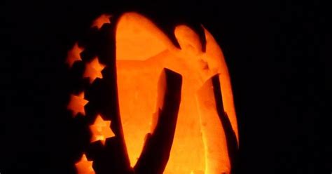 Vyrezávaná tekvica s horiacou sviečkou vnútri, symbol Halloweenu.