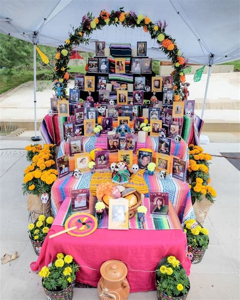 Farebná mexická výzdoba na Deň mŕtvych s lebkami (calaveras) a oltárom (ofrenda).