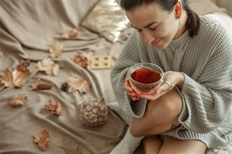 Ilustračná fotografia: Žena relaxujúca pri šálke čaju v domácom prostredí