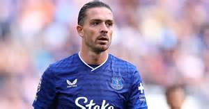 Skupina hostí na vianočnom večierku v štýle 20. rokov, oblečených v dobových kostýmoch