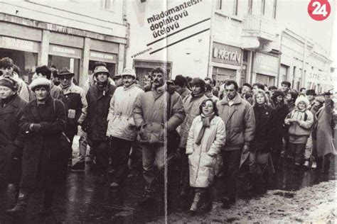 Davy ľudí štrngajúce kľúčmi na námestí v novembri 1989