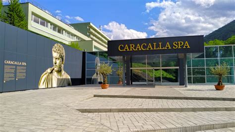 Interiér bazénového sveta Caracalla Spa s rôznymi atrakciami