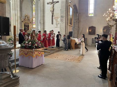 Fotografia interiéru kostola s kvetinovou výzdobou.