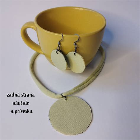 Kolekcia personalizovaných darčekov: hrnček, náramok, fotoalbum.